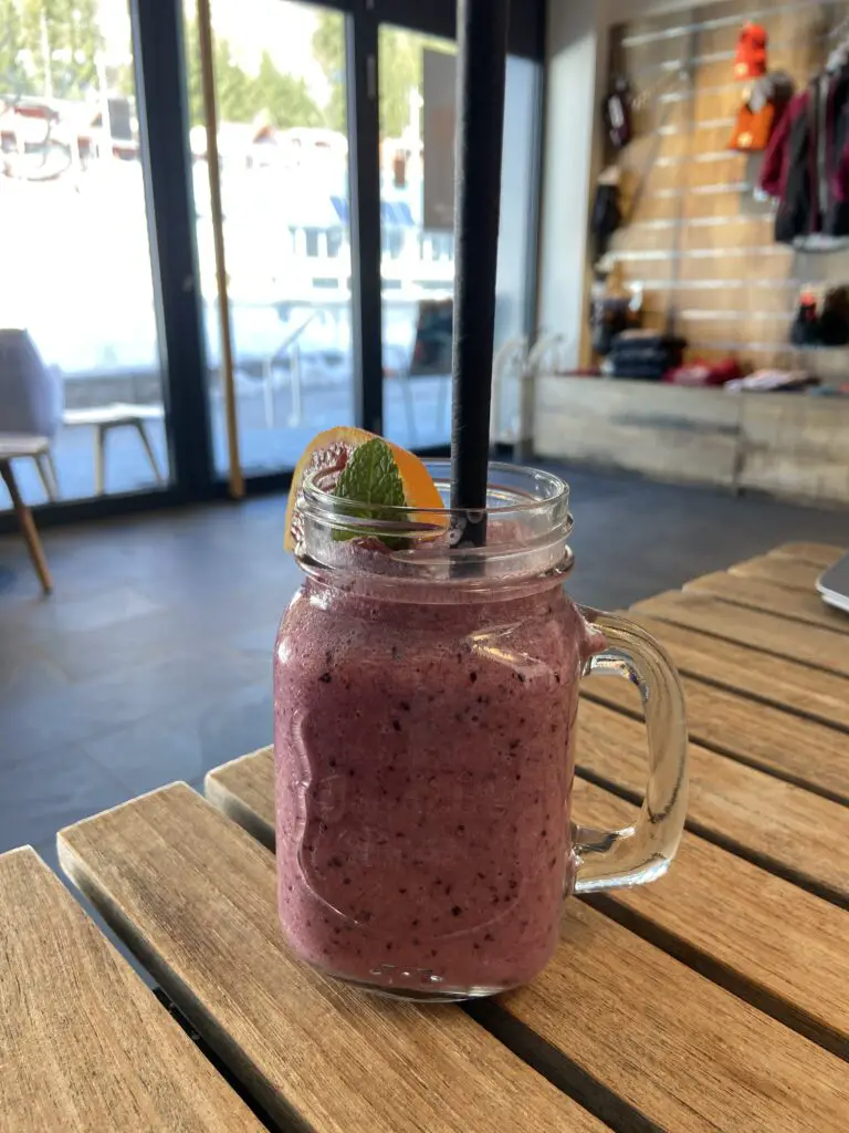 berry smoothie with pea protein from insport coffee car murren switzerland