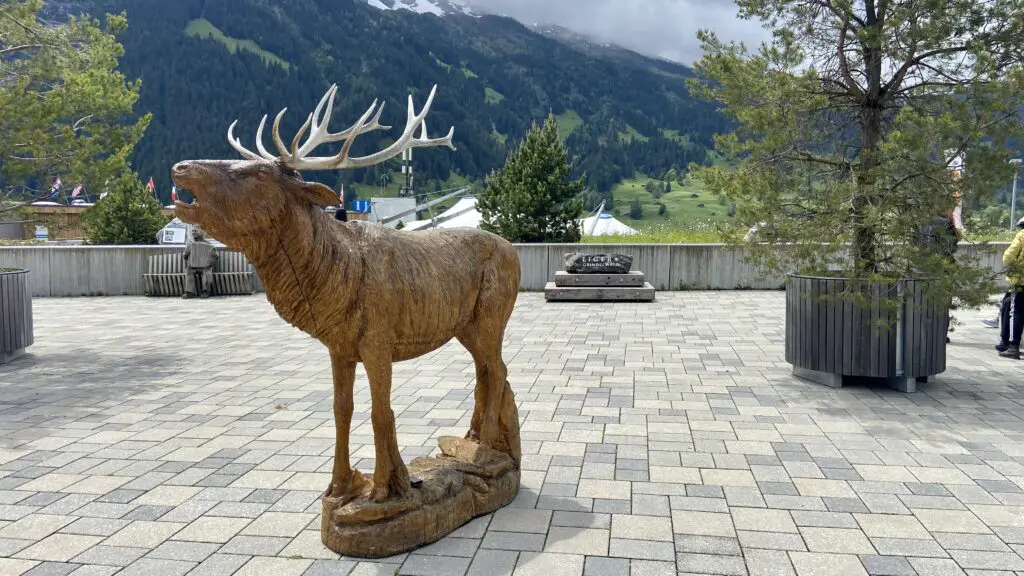 statues at grindelwald viewpoint