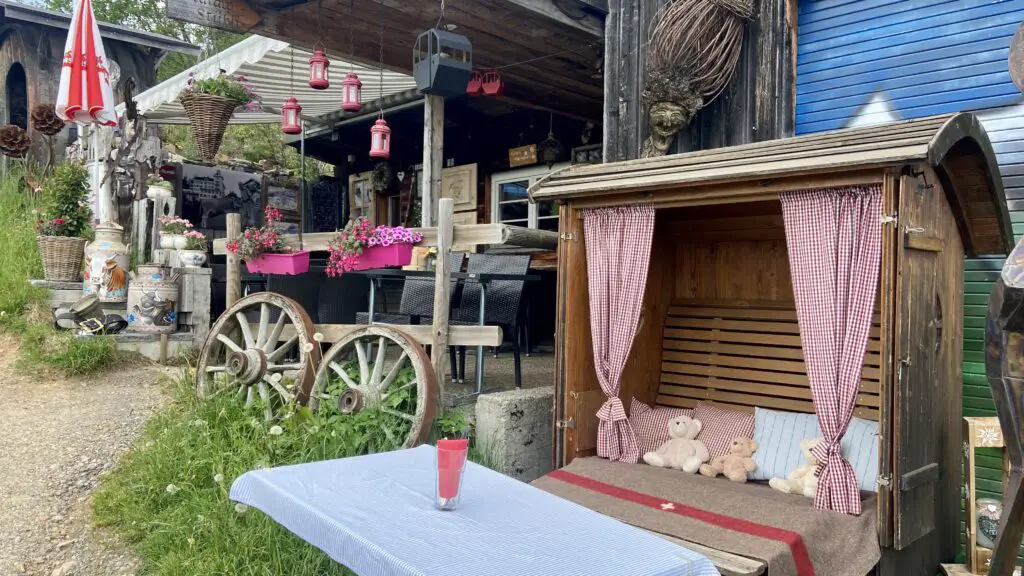 decor and table at Gratalp Stübli Restaurant mt rigi kaltbad aplins in the alps