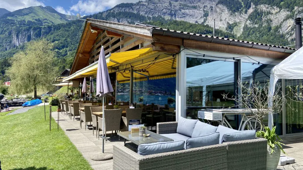 restaurant and terrace at strandbad brienz