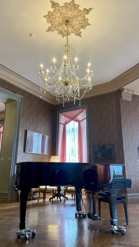 grand piano at grandhotel giessbach 