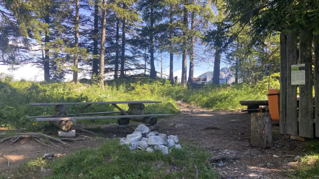 picnic tables at the sulwald viewpoint