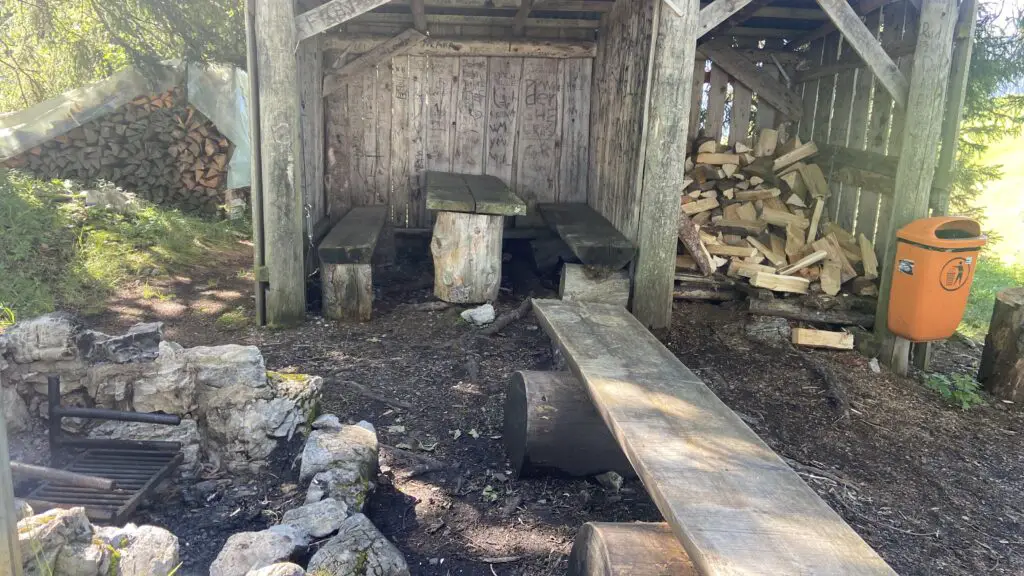 firewood and fire place at the sulwald viewpoint