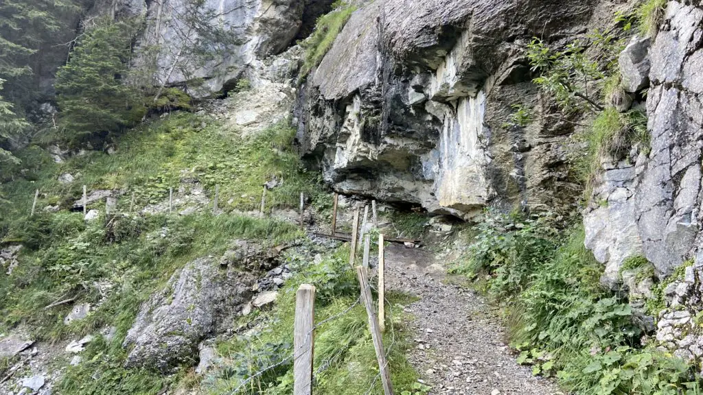 trail from gimmelwald to tanzbödeli beside rock wall