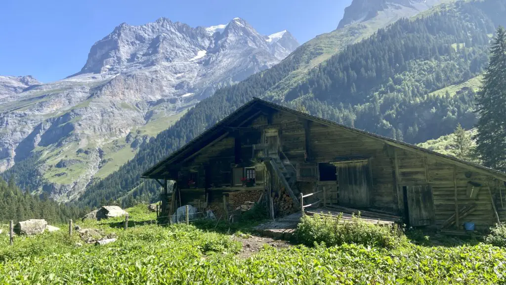 swiss barn on the trail from obersteinberg to Trachsellauenen