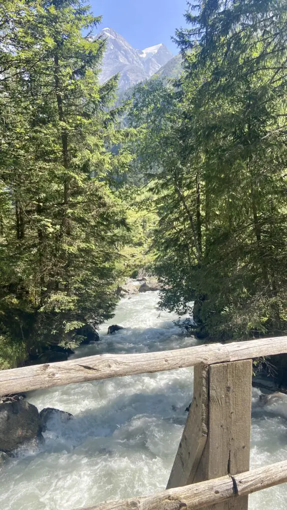 river on the trail from obersteinberg to Trachsellauenen