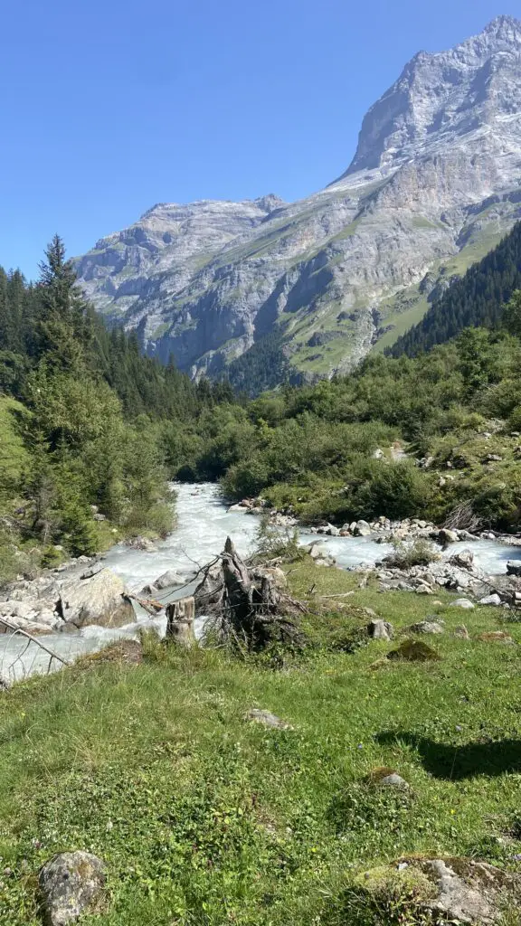 river with alpine views on the trail from obersteinberg to Trachsellauenen