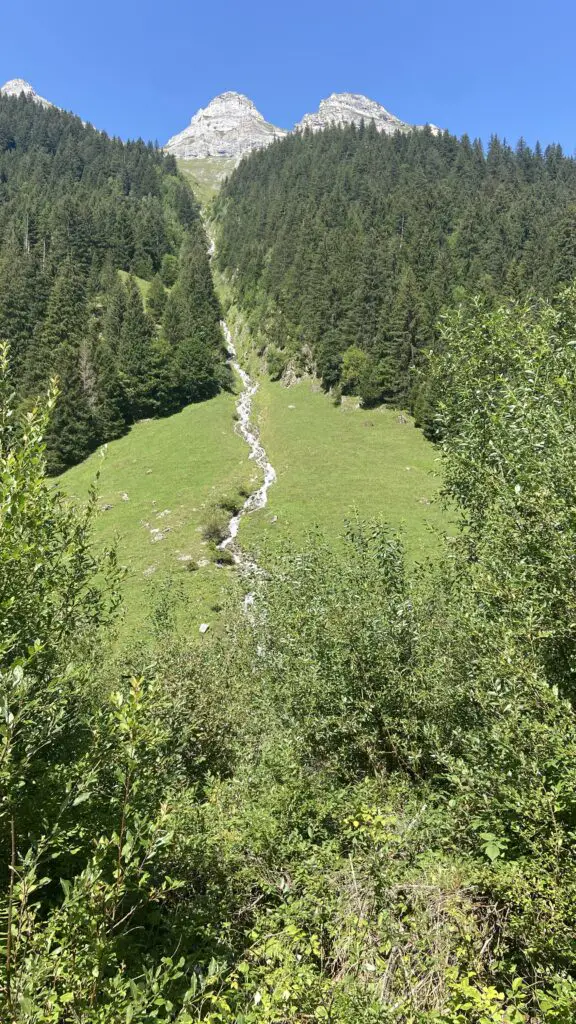 waterfalls on the trail from obersteinberg to Trachsellauenen