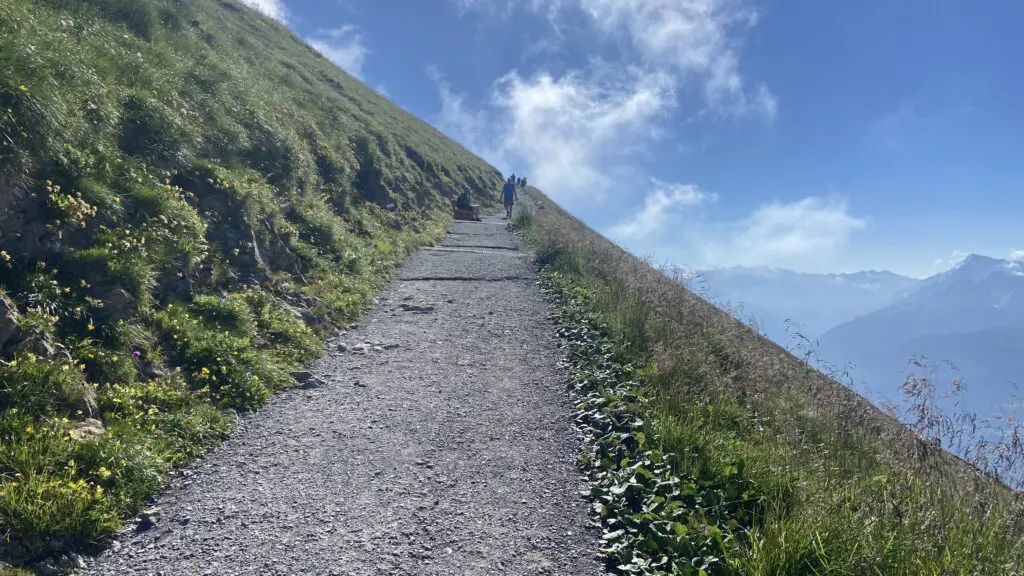 gravel path from the brienzer rothorn restaurants up to the summit